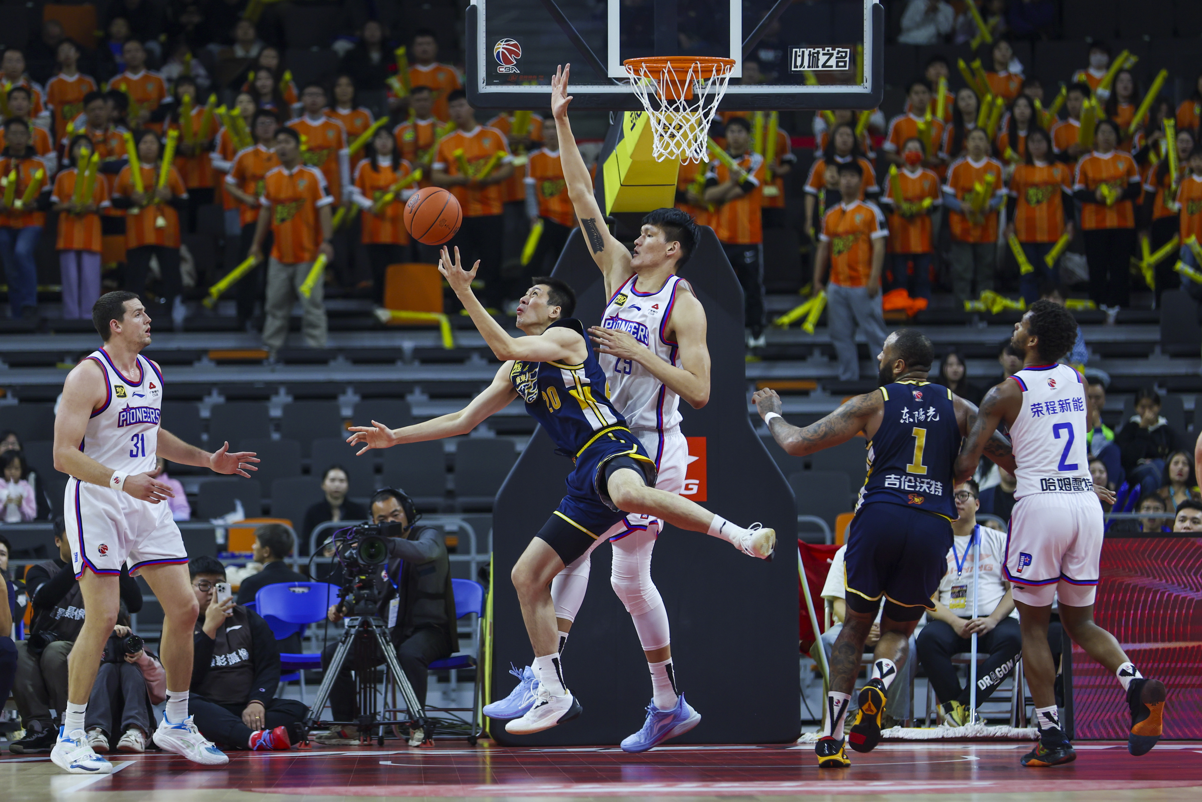 关于赛地聚焦：CBA常规赛国际比赛日热度飙升，巴黎圣日耳曼外线爆发，球迷炸锅，赛程密集仍需轮换的信息